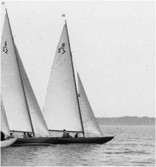 Scheiken (S7) sailling in a black and white image with two boats closely behind her.