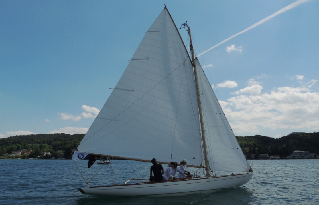 boat sailing with gaff rig