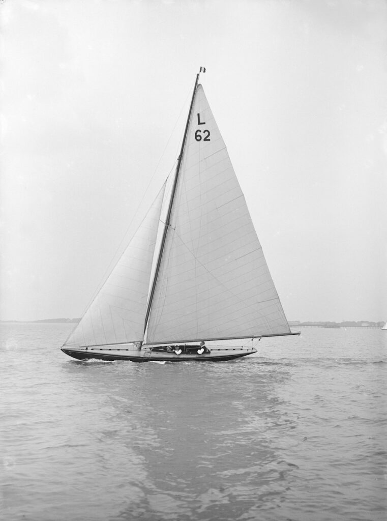 Mosquito sailing close hauled, 1913